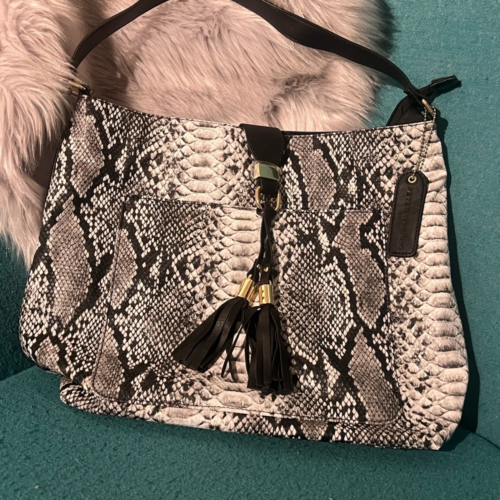 Peter Nygard Elegant Black and White Snake Print Women's tote bag